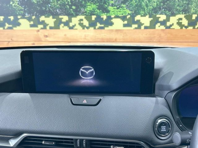 【12.3インチマツダコネクト】車内の雰囲気にマッチした大型ディスプレイ。スマホ接続でのナビ使用やBluetooth再生等、様々な機能が楽しめます。直感的なダイヤル操作が可能で、使い勝手も良好です。