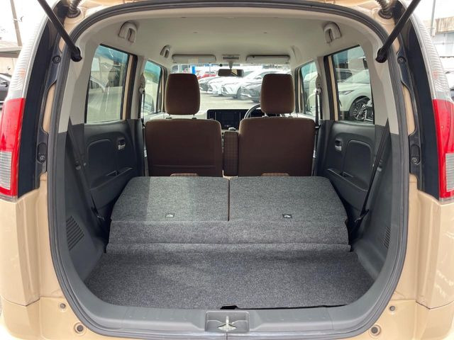 ���i�̂���������ʋ΁A���}���ɏ\���ȉ׎��X�y�[�X���m�ۂ��Ă���܂��B�Z�J���h�V�[�g��|���ƁA�傫�ȉו��̐ύڂ��\�ł���