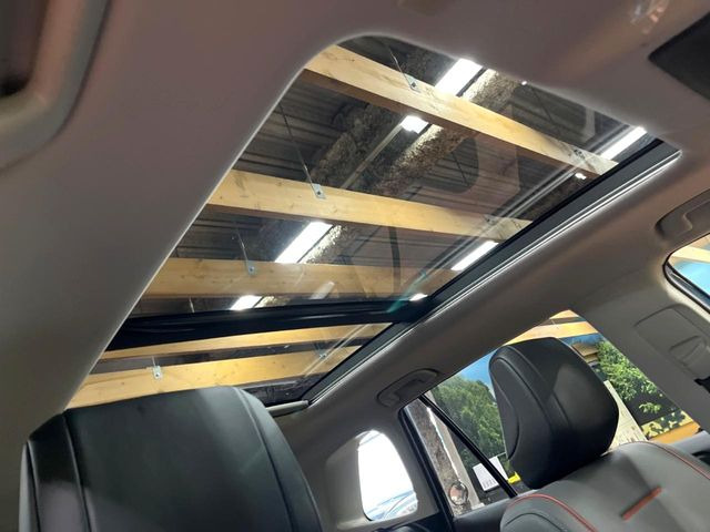 【パノラマルーフ】大型のガラスルーフ搭載で車内の解放感が一気にアップ!開放的なドライブをお楽しみいただけます。