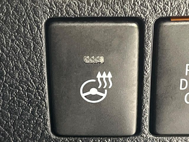 【ステアリングヒーター】冬場に冷たくなりやすい革巻きステアリングを、スイッチ一つで素早く適温に!エアコンよりも早く温まってくれるので、寒い日の運転も快適になりますね♪