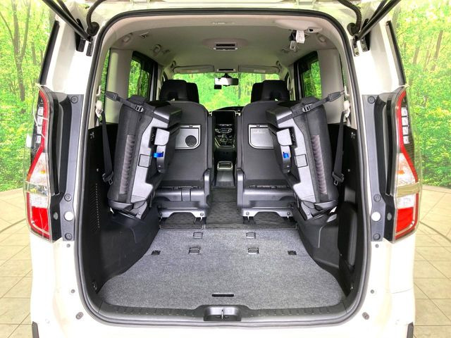 後席を格納すると、これだけの広さが!シーンに合わせたシートアレンジで、大きな荷物も積むことが出来ます♪