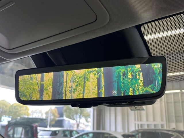 【デジタルインナーミラー】後席の大きな荷物や同乗者で後方が確認しづらい時でも安心!カメラが撮影した車両後方の映像をルームミラー内に表示。クリアな視界で状況の確認が可能です!