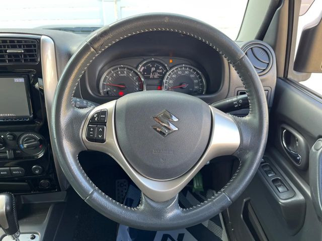 �C���e���A�ɍ��킹���f�U�C���̃X�e�A�����O�́A�^�]�������̂��Ƃ��l���A�^�]���₷���`��A�傫���ł��B�����x�A���ۂɐG���Ă��m���߂��������B