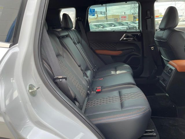 後部座席も気になるようなキズ・汚れやへたり等、大きなダメージはなく、良好な状態です。