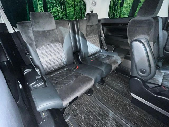 3列目シートはもちろん状態良好☆大人でもゆったりと座って頂けますので、大人数でのお出かけもラクラクです♪ご家族で、気の知れた仲間で、ドライブに行くのが楽しみですね♪