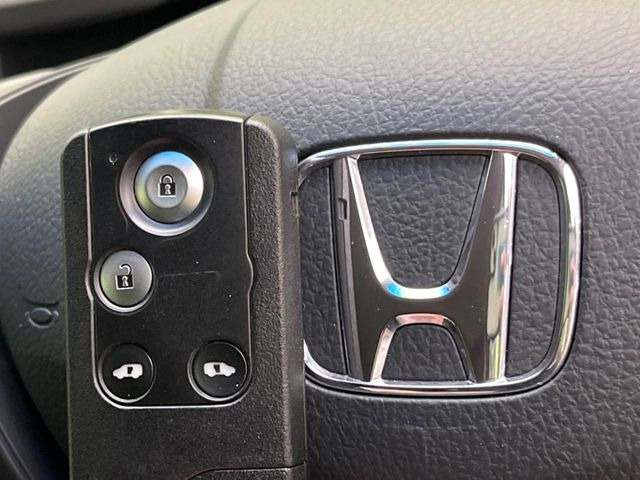 �yHonda�X�}�[�g�L�[�z�J�o����|�P�b�g�ɓ��ꂽ�܂܂ł��h�A�̎{���E�������\�ȃX�}�[�g�L�[�𑕔��B�G���W���̃I���E�I�t�����J�M�����o���K�v����������Ƃ��Ă��֗��ł���