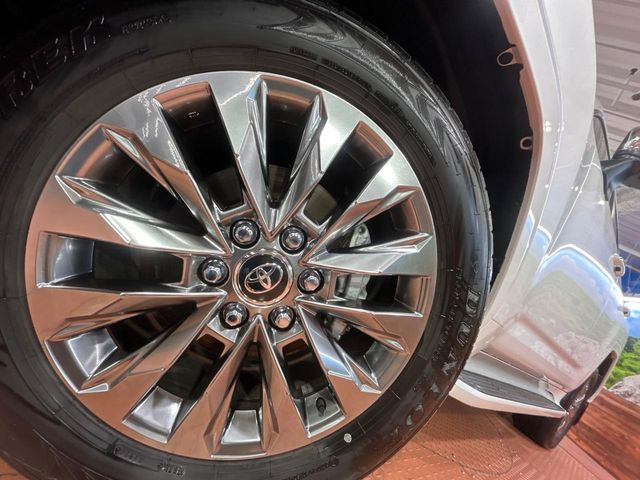 【純正20インチアルミホイール】外観にマッチした純正アルミホイールを装着しております。各種社外アルミホイールや、スタッドレスタイヤも取扱いしております。是非ご相談ください♪