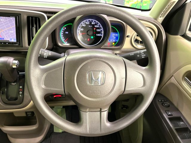 �C���e���A�ɍ��킹���f�U�C���̃X�e�A�����O�́A�^�]�������̂��Ƃ��l���A�^�]���₷���`��A�傫���ł��B�����x�A���ۂɐG���Ă��m���߂��������B