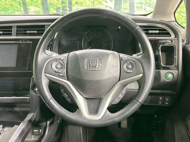 �C���e���A�ɍ��킹���f�U�C���̃X�e�A�����O�́A�^�]�������̂��Ƃ��l���A�^�]���₷���`��A�傫���ł��B�����x�A���ۂɐG���Ă��m���߂��������B