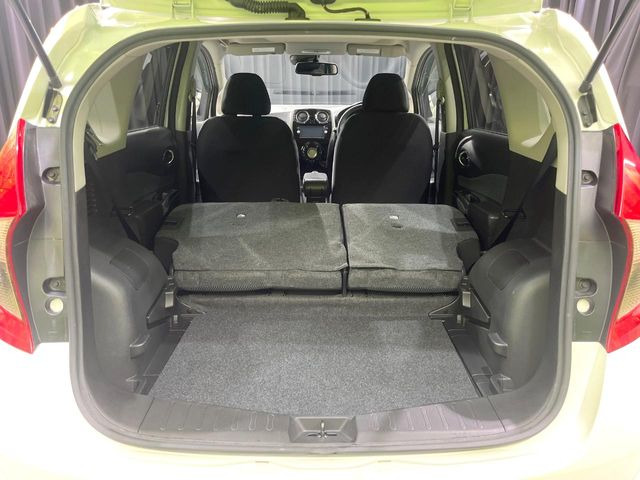 ���i�̂���������ʋ΁A���}���ɏ\���ȉ׎��X�y�[�X���m�ۂ��Ă���܂��B�Z�J���h�V�[�g��|���ƁA�傫�ȉו��̐ύڂ��\�ł���