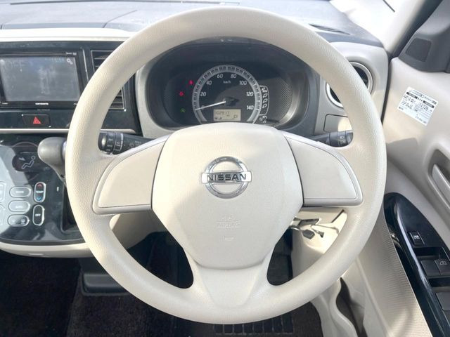 �C���e���A�ɍ��킹���f�U�C���̃X�e�A�����O�́A�^�]�������̂��Ƃ��l���A�^�]���₷���`��A�傫���ł��B�����x�A���ۂɐG���Ă��m���߂��������B