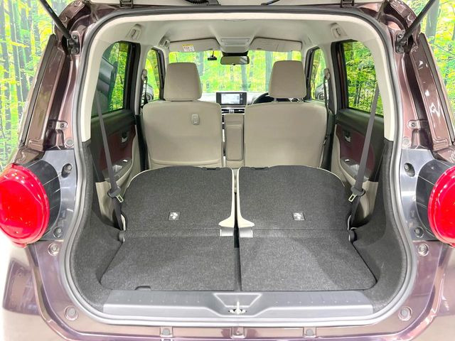 積み下ろしのしやすいデッキにはたっぷりと荷物を積み込んでいただけます。遊びから仕事まで、様々なシーンで頼れます♪