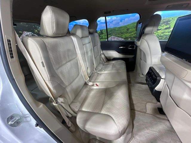 後部座席も気になるようなキズ・汚れやへたり等、大きなダメージはなく、良好な状態です。