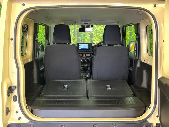 積み下ろしのしやすいデッキにはたっぷりと荷物を積み込んでいただけます。遊びから仕事まで、様々なシーンで頼れます♪