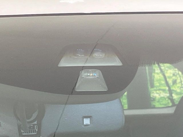 【ホンダセンシング】走行中に前方の車両等を認識し、衝突しそうな時は警報とブレーキで衝突回避と被害軽減をアシスト。より安全にドライブをお楽しみいただけます。