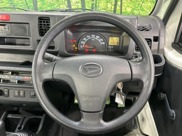 �C���e���A�ɍ��킹���f�U�C���̃X�e�A�����O�́A�^�]�������̂��Ƃ��l���A�^�]���₷���`��A�傫���ł��B�����x�A���ۂɐG���Ă��m���߂��������B