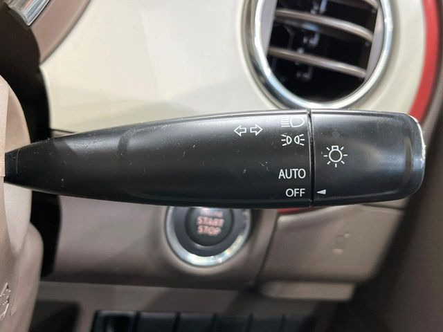 【オートライト】周りの明るさに応じて自動でヘッドライトの点灯・消灯ができる機能です!ライトの付け忘れ・消し忘れなどが無くなり、雨の日や夕方の走行も安心!トンネル通過時も便利ですね♪