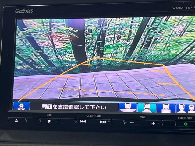 【バックカメラ】駐車時に後方がリアルタイム映像で確認できます。大型商業施設や立体駐車場での駐車時や、夜間のバック時に大活躍!運転スキルに関わらず、今や必須となった装備のひとつです!