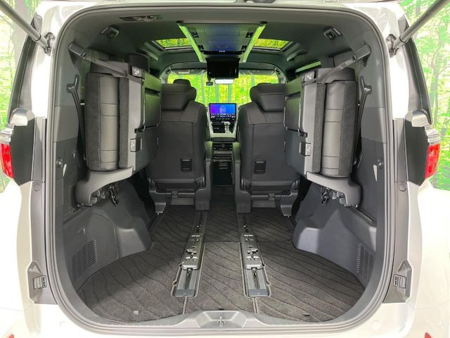 普段のお買い物や通勤、送迎等に十分な荷室スペースを確保しております。セカンドシートを倒すと、大きな荷物の積載も可能です♪
