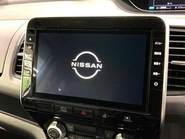 【純正10型ナビ】人気の純正ナビを装備しております。ナビの使いやすさはもちろん、オーディオ機能も充実!キャンプや旅行はもちろん、通勤や買い物など普段のドライブも楽しくなるはず♪