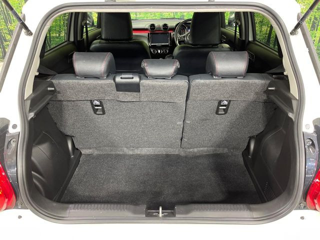 ���i�̂���������ʋ΁A���}���ɏ\���ȉ׎��X�y�[�X���m�ۂ��Ă���܂��B�Z�J���h�V�[�g��|���ƁA�傫�ȉו��̐ύڂ��\�ł���