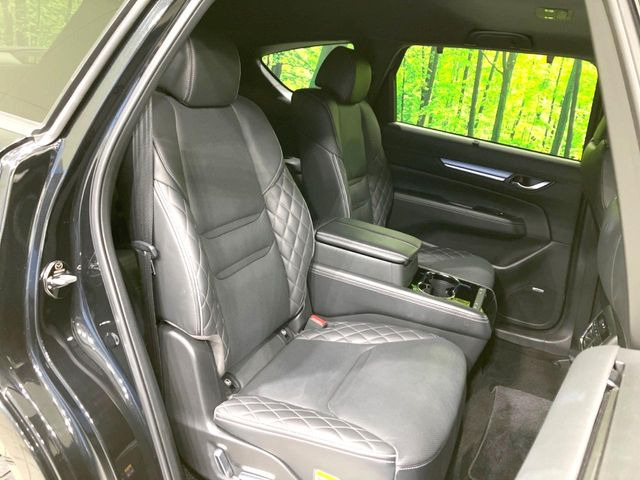 広々とした2列目シートは居住性が高く、居心地も快適!友達や家族とのお出かけにぴったりです。ベビーシートやチャイルドシート使用時も快適にお過ごしいただける十分な空間を確保しています。