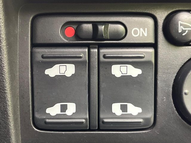 �y�����X���C�h�h�A�z���ԏ�ŗׂ̎ԂƂ̊Ԋu���������ɂ������A�X���C�h�h�A�Ȃ���S!�h�A�I�[�v������������炸�A�J�������L���̂ŏ��~�肪�Ƃ��Ă��ȒP�ł��B�傫�ȉו��̏o���������Ȃ���\��