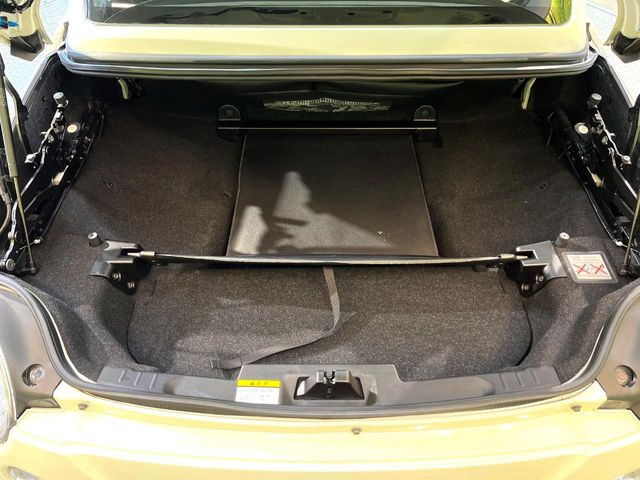 ���i�̂���������ʋ΁A���}���ɏ\���ȉ׎��X�y�[�X���m�ۂ��Ă���܂��B�Z�J���h�V�[�g��|���ƁA�傫�ȉו��̐ύڂ��\�ł���