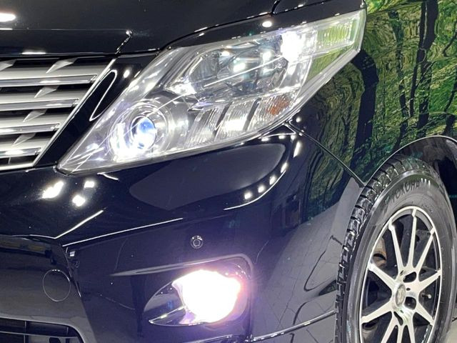 【HIDヘッドライト】非常に明るく前方を照らしてくれるので、悪天候や夜間の走行時も視界良好で安心してお乗りいただけます。