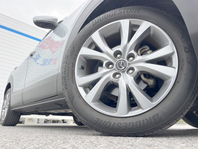 【純正アルミホイール】外観にマッチした純正アルミホイールを装着しております。各種社外アルミホイールや、スタッドレスタイヤも取扱いしております。是非ご相談ください♪