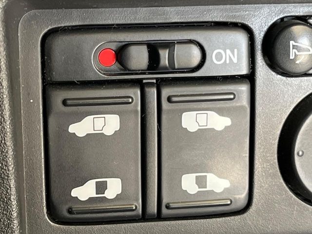 【両側パワースライドドア】スマートキーや運転席のスイッチで後席両側スライドドアの開閉が可能♪電動だから力を入れてドアを開ける必要が無く、小さなお子様でも簡単に開け閉めでき快適です♪