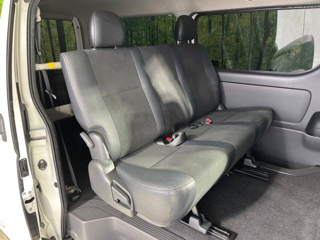 後部座席も気になるようなキズ・汚れやへたり等、大きなダメージはなく、良好な状態です。