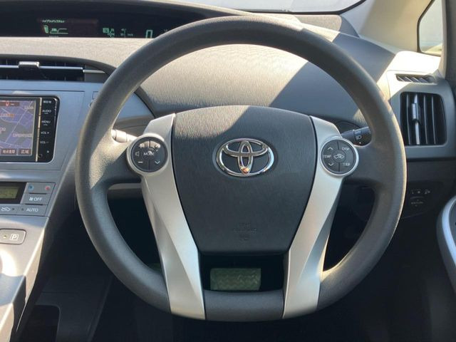 �C���e���A�ɍ��킹���f�U�C���̃X�e�A�����O�́A�^�]�������̂��Ƃ��l���A�^�]���₷���`��A�傫���ł��B�����x�A���ۂɐG���Ă��m���߂��������B