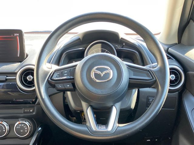 �C���e���A�ɍ��킹���f�U�C���̃X�e�A�����O�́A�^�]�������̂��Ƃ��l���A�^�]���₷���`��A�傫���ł��B�����x�A���ۂɐG���Ă��m���߂��������B