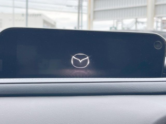 【マツダコネクト】車内の雰囲気にマッチした一体型タイプのディスプレイ。各種車輌設定やBluetooth再生等、様々な機能が楽しめます。専用SDカードのご購入で、ナビ機能も使用出来ます。