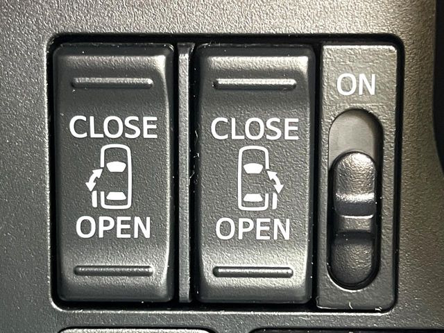 【両側パワースライドドア】スマートキーや運転席のスイッチで後席両側スライドドアの開閉が可能♪電動だから力を入れてドアを開ける必要が無く、小さなお子様でも簡単に開け閉めでき快適です♪
