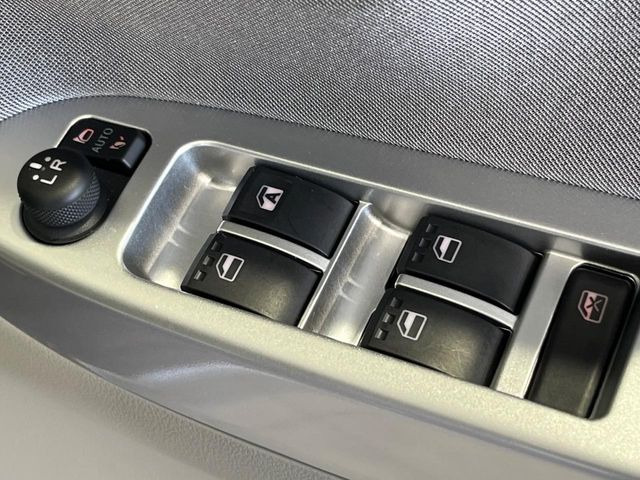 �y�d���i�[�~���[�z�T�C�h�~���[�͓d���i�[���ƂȂ��Ă���A�������ԏ�ł��L�Y�������X�N��}�����܂��B