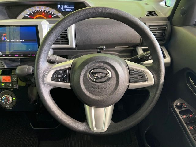 �C���e���A�ɍ��킹���f�U�C���̃X�e�A�����O�́A�^�]�������̂��Ƃ��l���A�^�]���₷���`��A�傫���ł��B�����x�A���ۂɐG���Ă��m���߂��������B