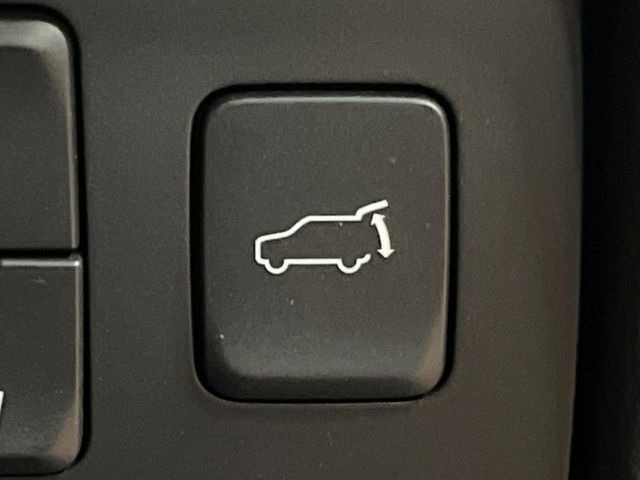 【パワーバックドア】スマートキーや運転席のボタンを押すだけでリアゲートが自動で開閉します!荷物を持っている時や、高い位置にあるバックドアを閉める際に便利な機能です♪