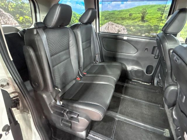 後部座席も気になるようなキズ・汚れやへたり等、大きなダメージはなく、良好な状態です。