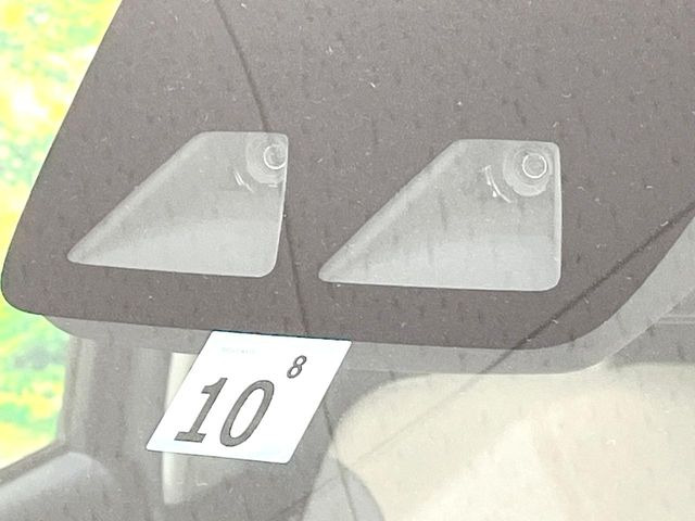 【スマートアシスト】走行中に前方の車両等を認識し、衝突しそうな時は警報とブレーキで衝突回避と被害軽減をアシスト。より安全にドライブをお楽しみいただけます。