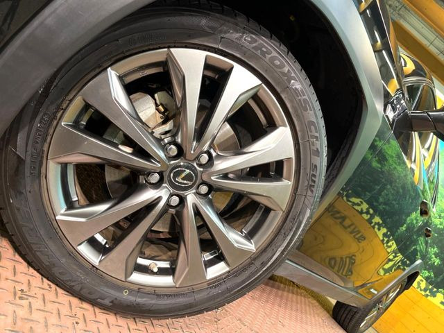 【純正18インチアルミホイール】外観にマッチした純正アルミホイールを装着しております。各種社外アルミホイールや、スタッドレスタイヤも取扱いしております。是非ご相談ください♪