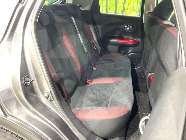 後部座席も気になるようなキズ・汚れやへたり等、大きなダメージはなく、良好な状態です。