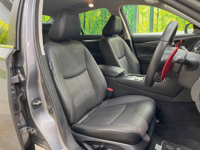 【黒革シート】上質な本革を使用し、高級感あふれる黒革シート。常に体に触れる部分だから、座り心地の良さにはこだわりたいですね♪汚れの付着や劣化を抑制する内装コーティング施工もおススメですよ♪