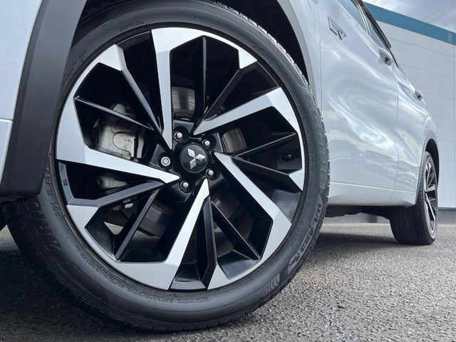 【20インチアルミホイール】外観にマッチしたアルミホイールを装着しております。各種アルミホイールや、スタッドレスタイヤも取扱いしております。是非ご相談ください♪