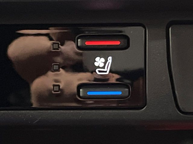 【シートベンチレーション】夏場は涼しい風でお尻や背中の熱やムレを防ぎ、冬はエアコンよりも早く温まってポカポカに!季節を問わず快適に過ごせます。