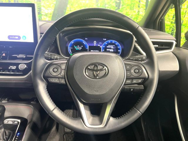 �C���e���A�ɍ��킹���f�U�C���̃X�e�A�����O�́A�^�]�������̂��Ƃ��l���A�^�]���₷���`��A�傫���ł��B�����x�A���ۂɐG���Ă��m���߂��������B