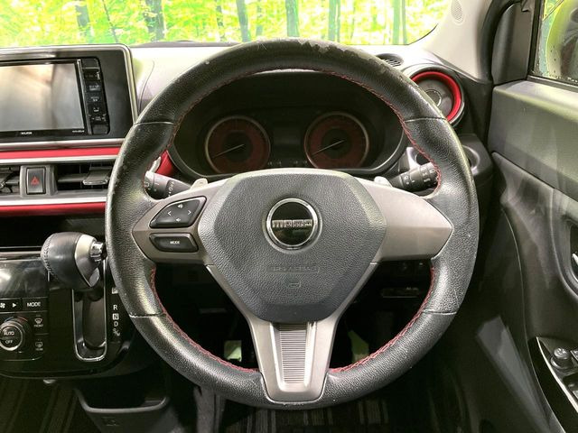 �C���e���A�ɍ��킹���f�U�C���̃X�e�A�����O�́A�^�]�������̂��Ƃ��l���A�^�]���₷���`��A�傫���ł��B�����x�A���ۂɐG���Ă��m���߂��������B