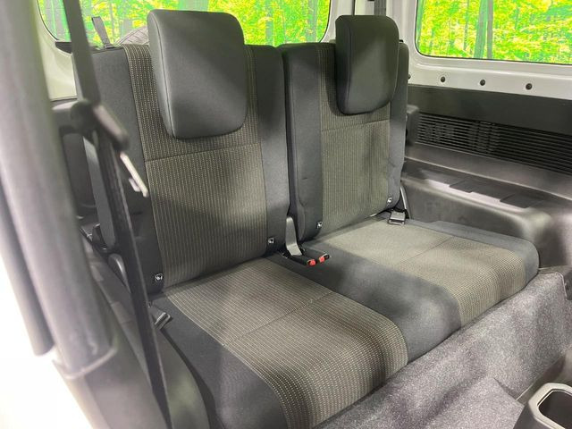 後部座席も気になるようなキズ・汚れやへたり等、大きなダメージはなく、良好な状態です。