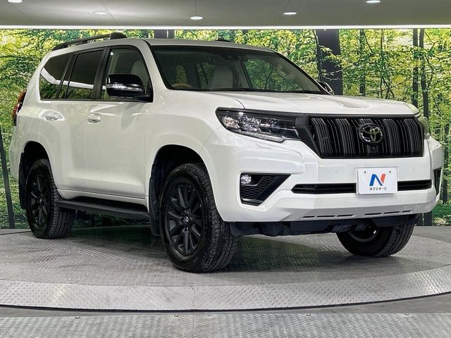 高透明度のガラス皮膜で撥水はもちろん、上質なツヤ・光沢を実現。紫外線や酸性雨から大切な愛車を保護し、色あせ・劣化を防止。「弾スプラッシュコート」、「弾プリミッサコート」からお選びいただけます。